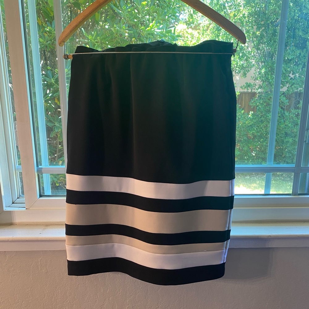 Tribal size 8 skirt blk white and tan